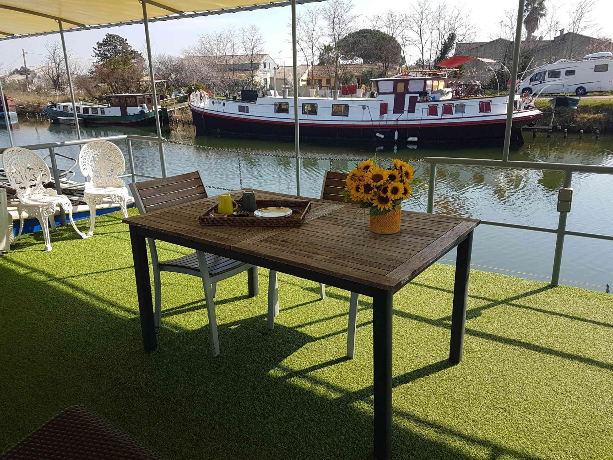 Peniche Authentique Tout Confort 艾格-莫尔特 外观 照片